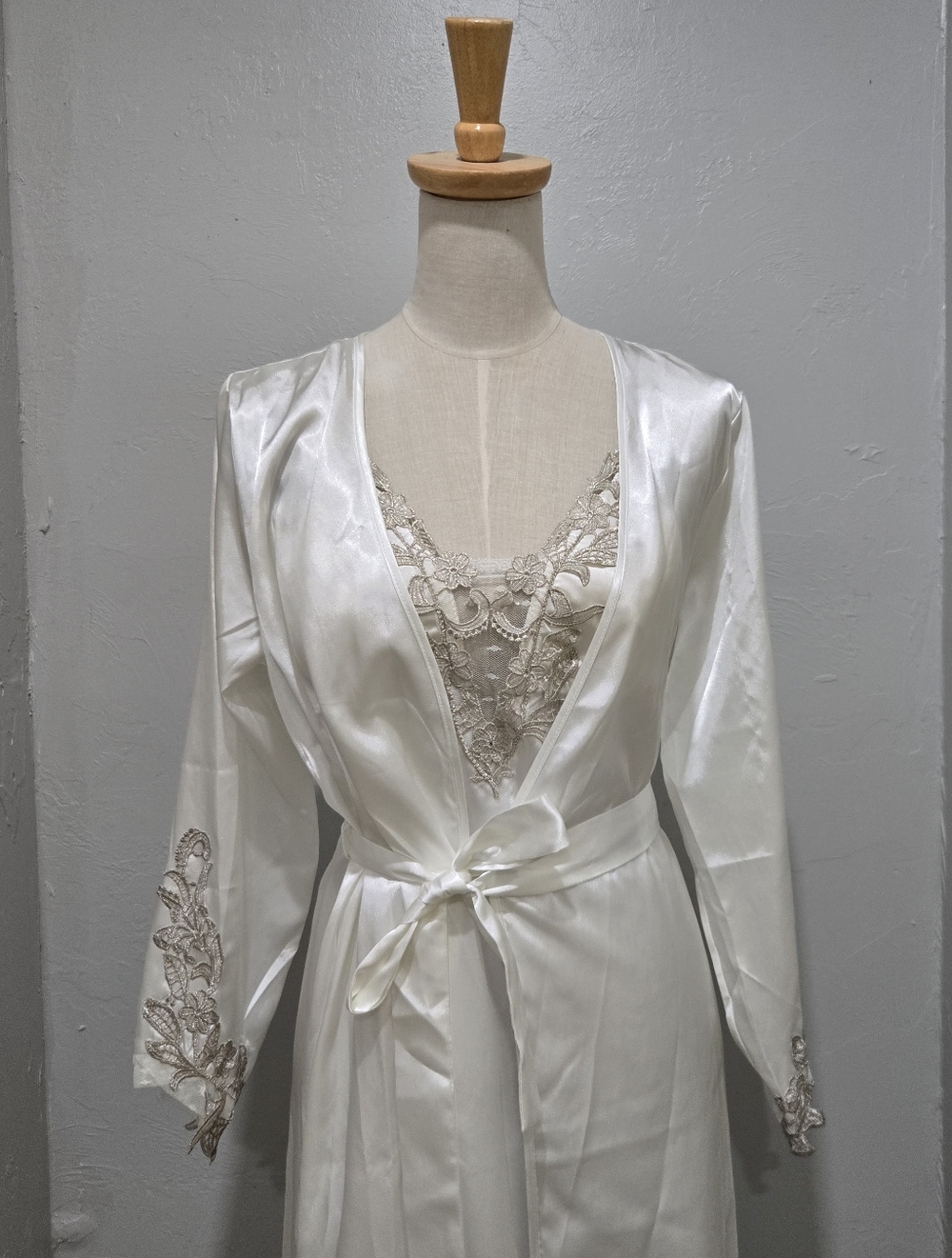 Elegant White Flora Lace Trim Nightgown